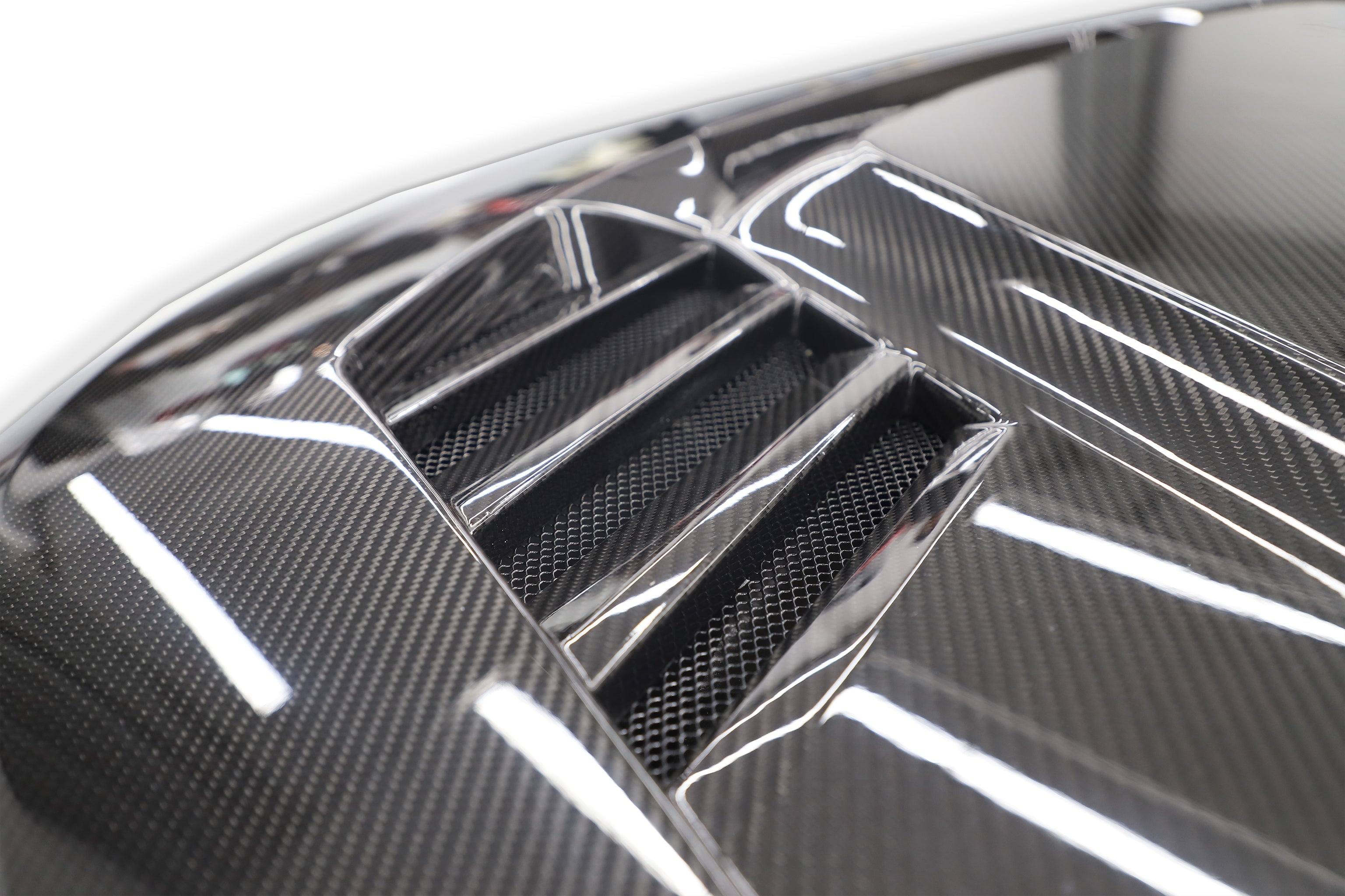 Aerodynamic BMW G87 M2 V Style Carbon Fiber Hood for 2023 Model